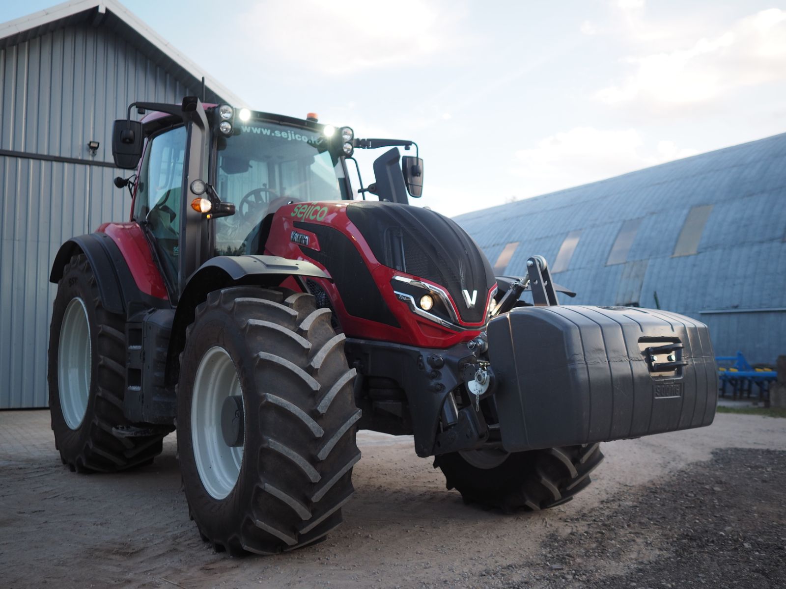 Wynajm ciągnika Valtra T215 Versu