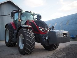 Wynajm ciągnika Valtra T215 Versu